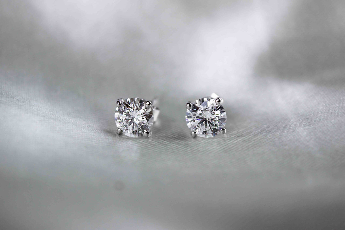 Round Brilliant Classic Solitaire Studs